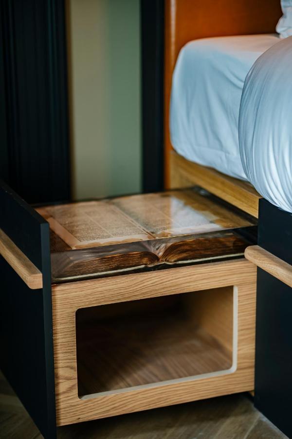 Deluxe Double Room (Hugo de Groot)