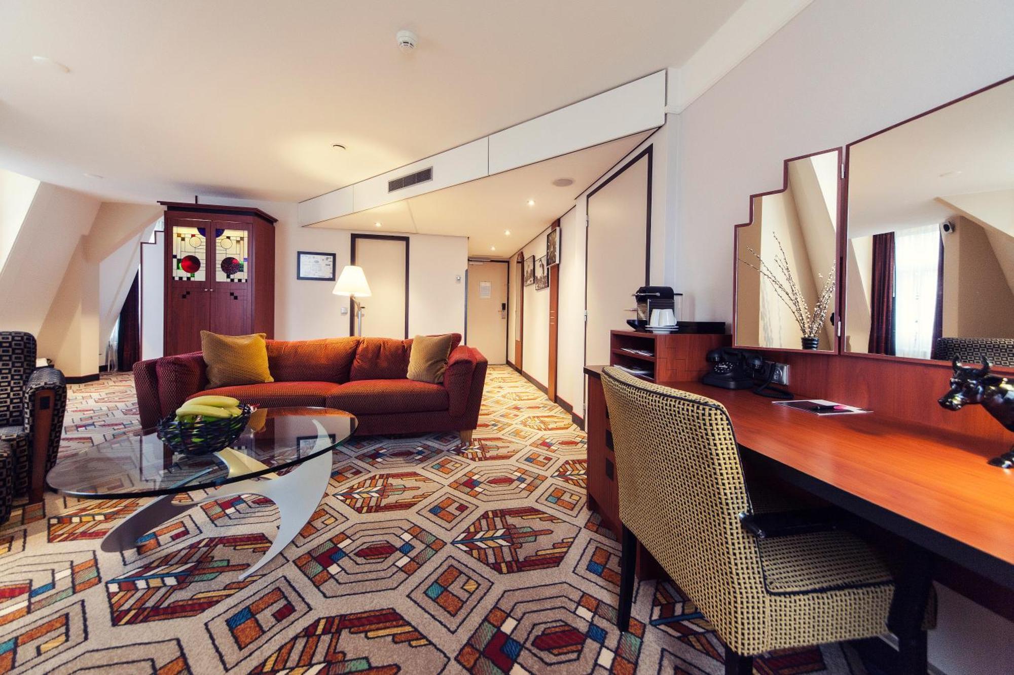 Master suite with canal view,847488011:JPEG