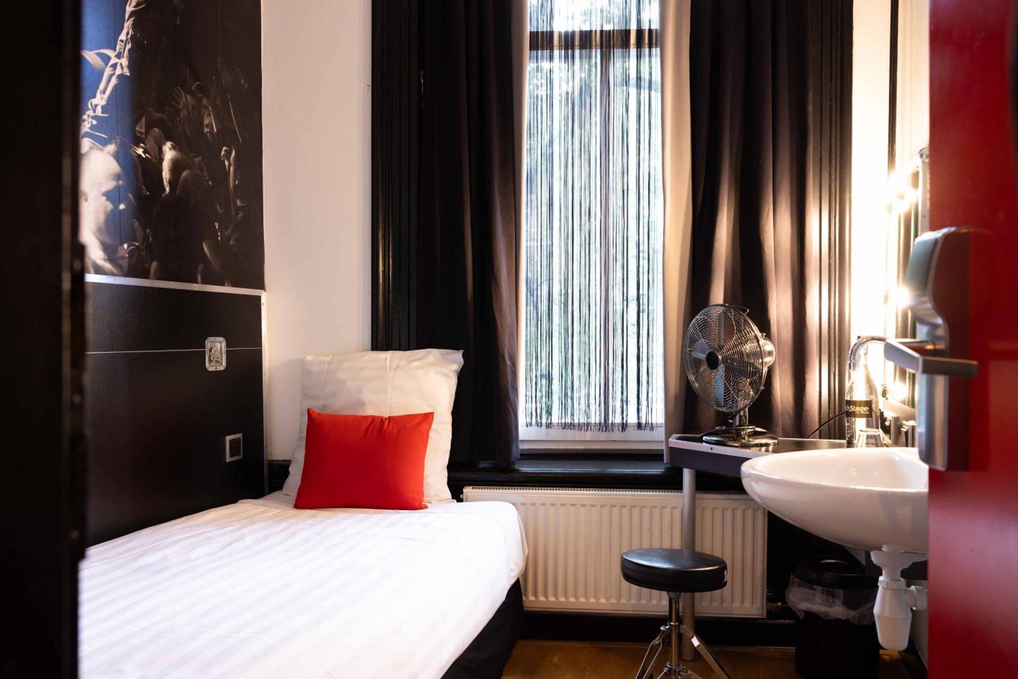 Single Room with Shared Toilet and Bathroom