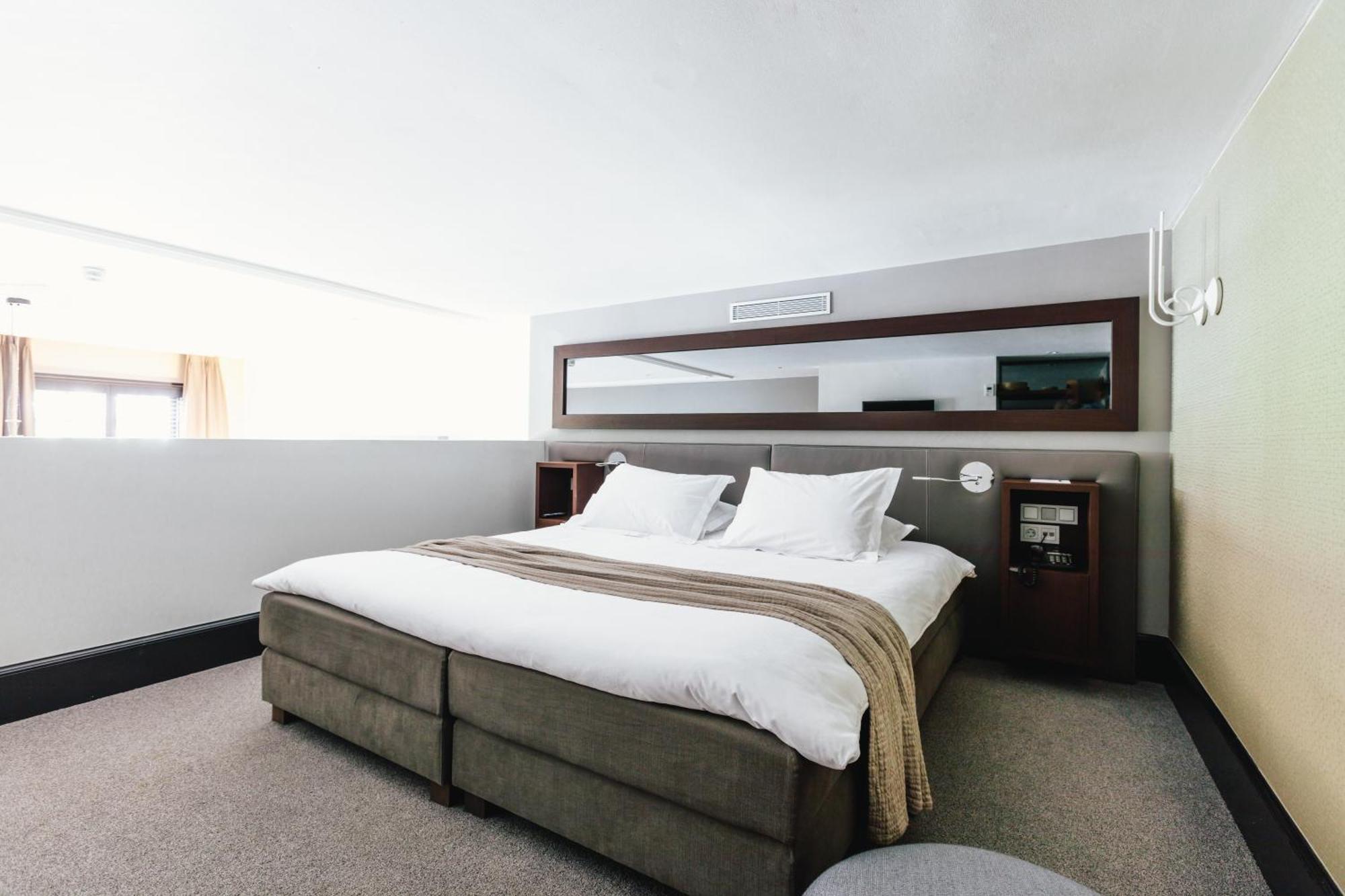 Luxury Suite with Canal View