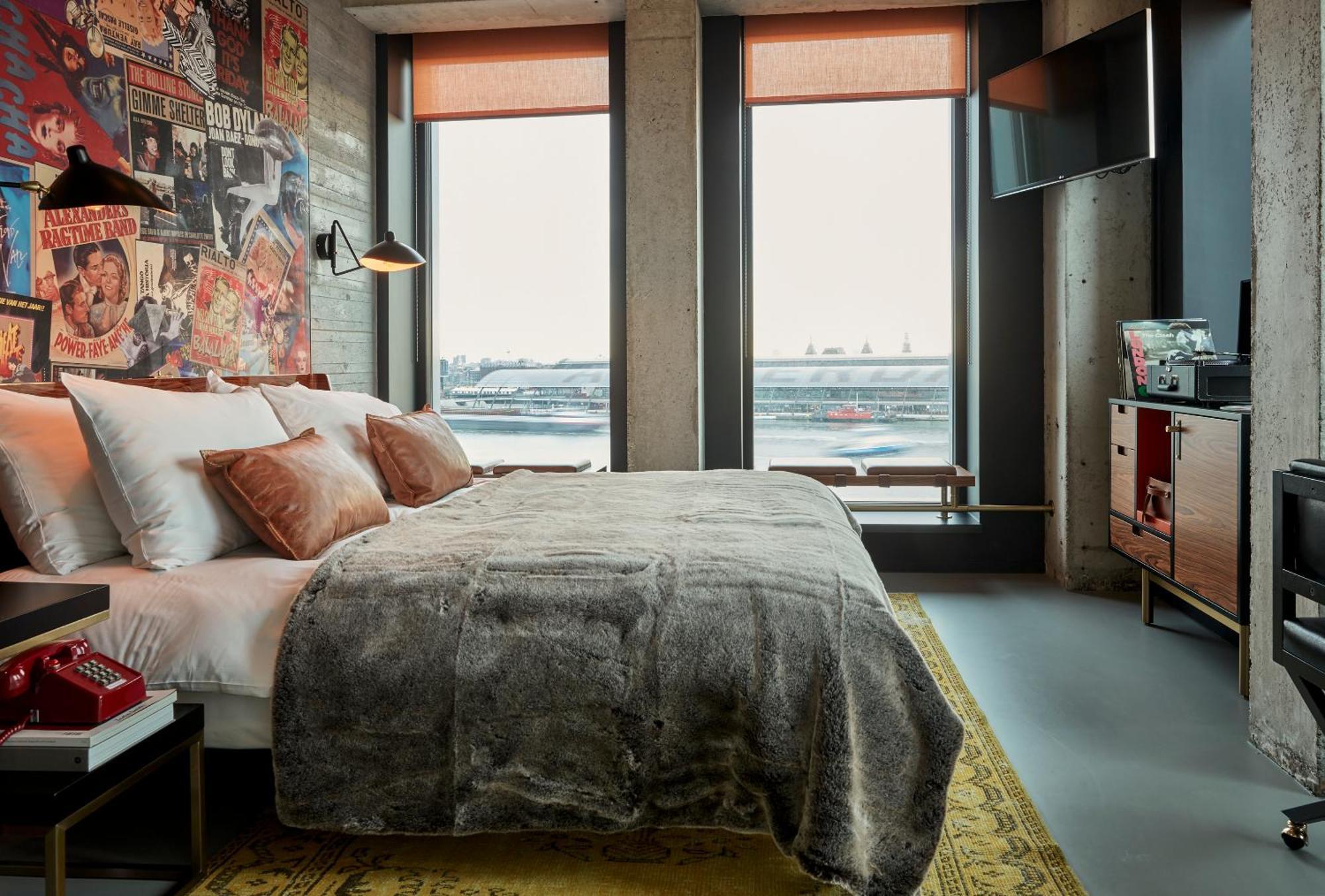 Deluxe Corner Room with City View